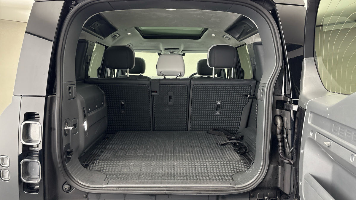 Land Rover Defender 110 Image 11