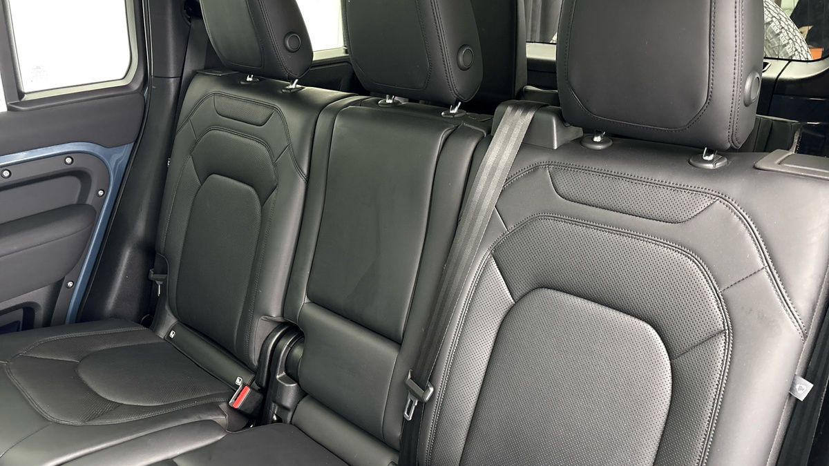 Land Rover Defender 110 Image 8