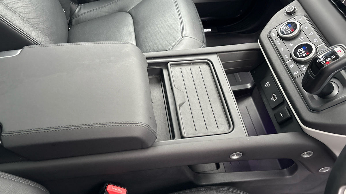 Land Rover Defender 110 Image 18