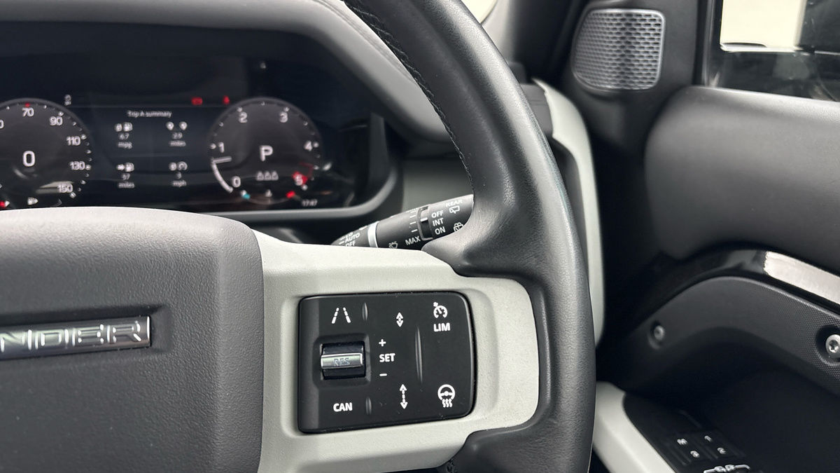 Land Rover Defender 90 Image 14