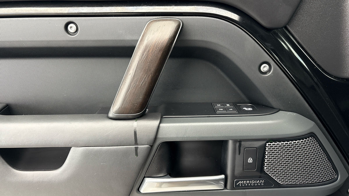 Land Rover Defender 110 Image 19