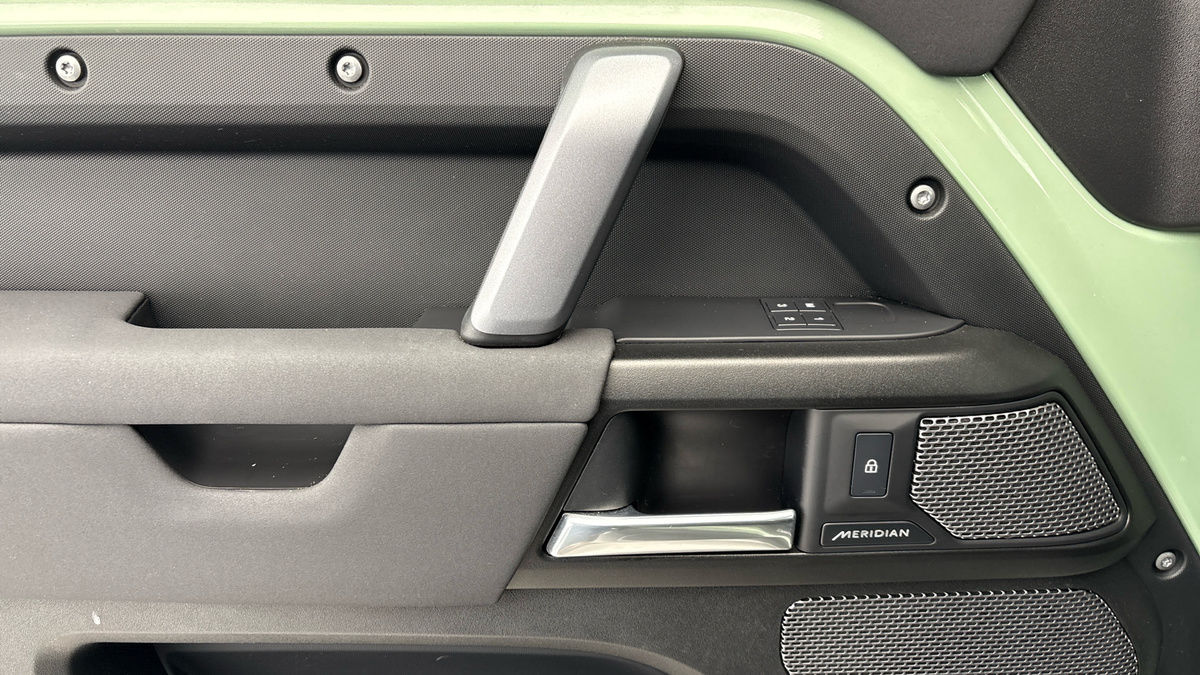 Land Rover Defender 110 Image 19