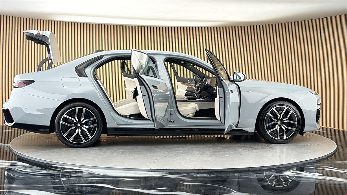 More views of BMW i7