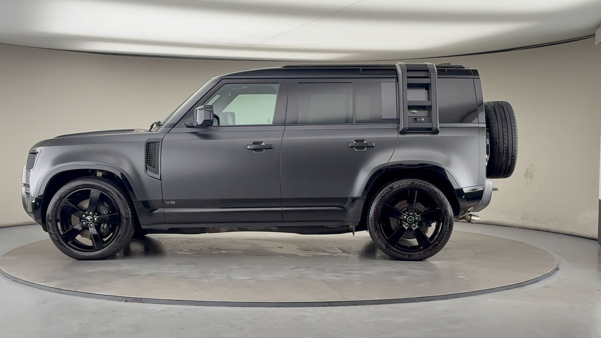 Land Rover Defender 110 Image 15