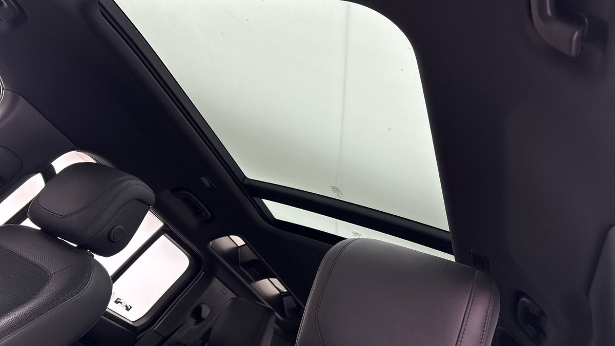 Land Rover Defender 110 Image 6
