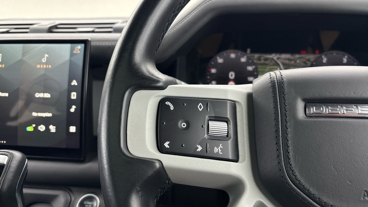 Land Rover Defender 110 Image 13