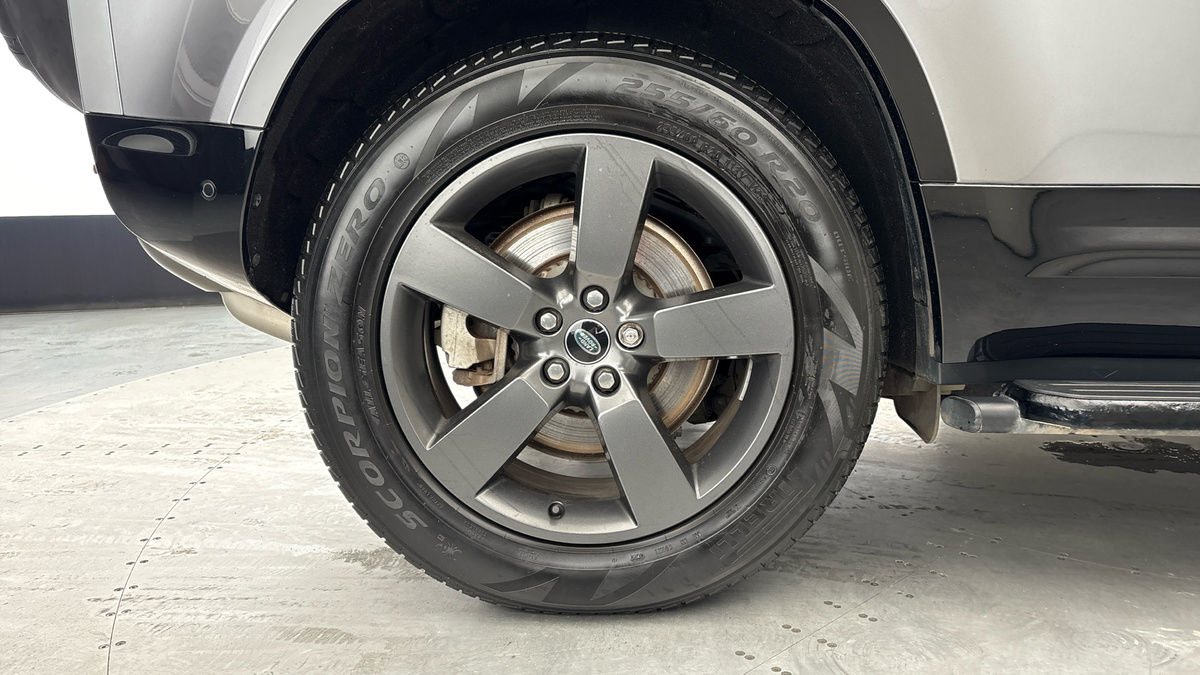 Land Rover Defender 110 Image 10