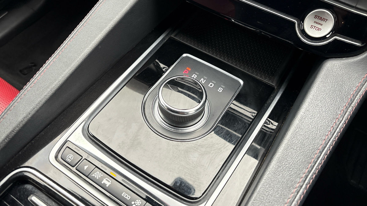 Jaguar F-PACE Image 6