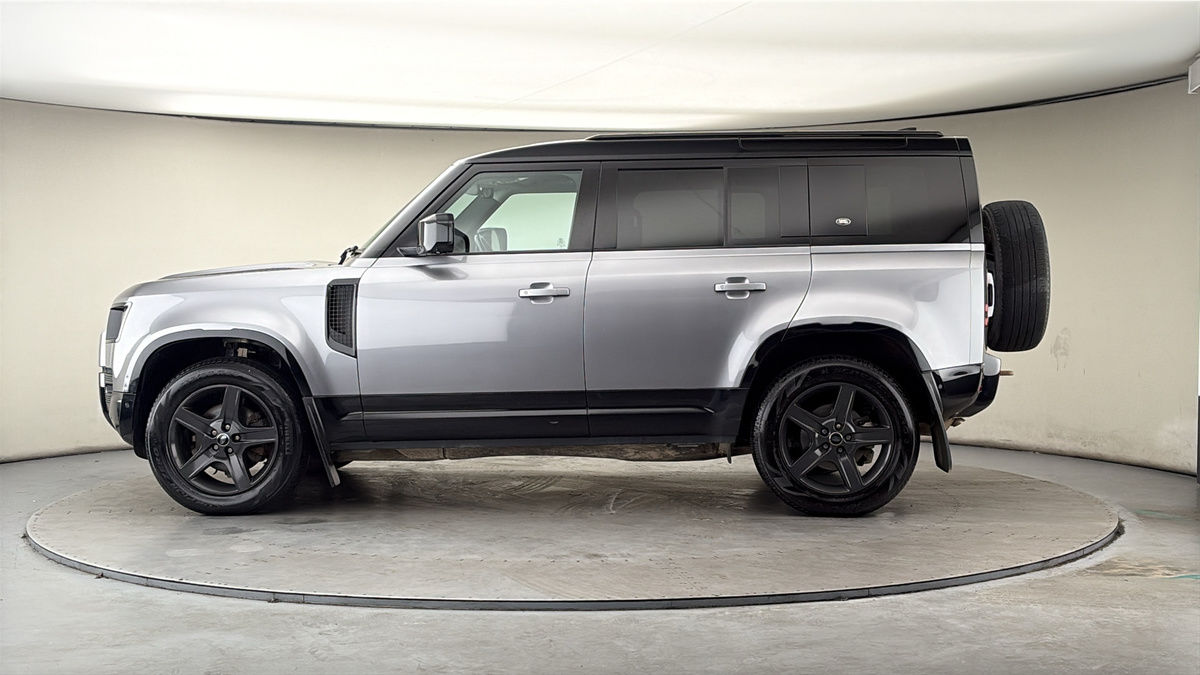 Land Rover Defender 110 Image 15