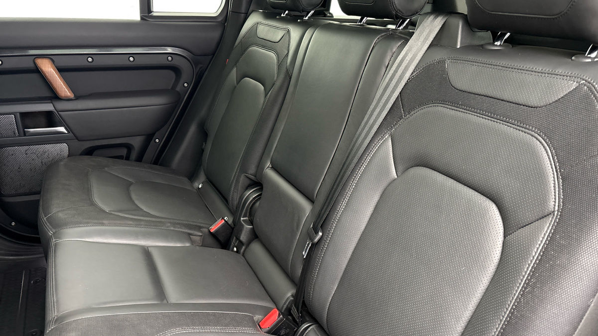 Land Rover Defender 110 Image 8