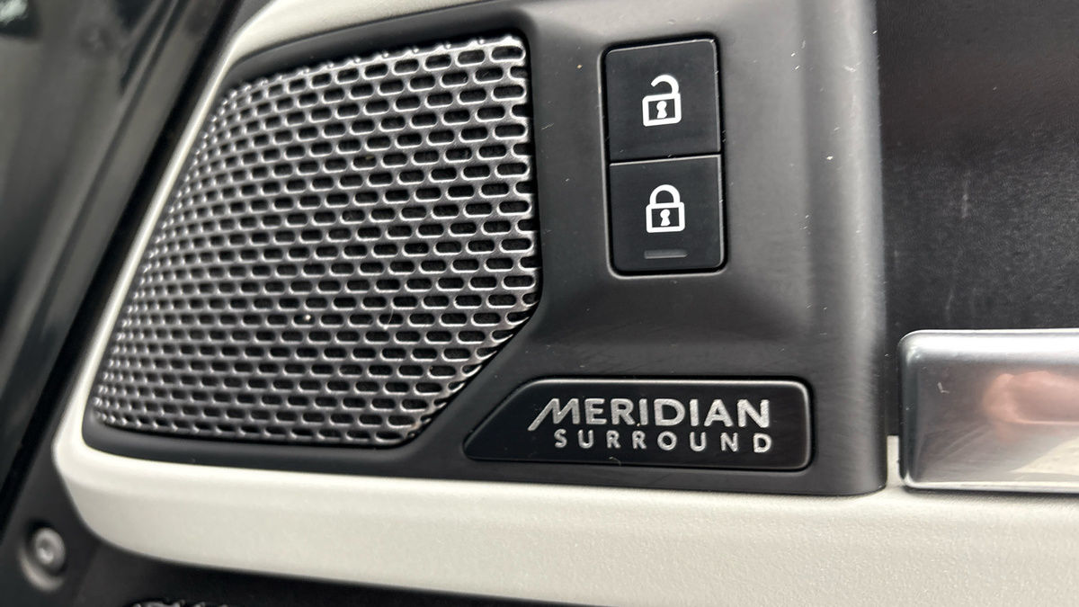 Land Rover Defender 110 Image 25