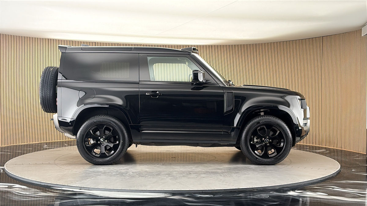 Land Rover Defender 90 Image 16