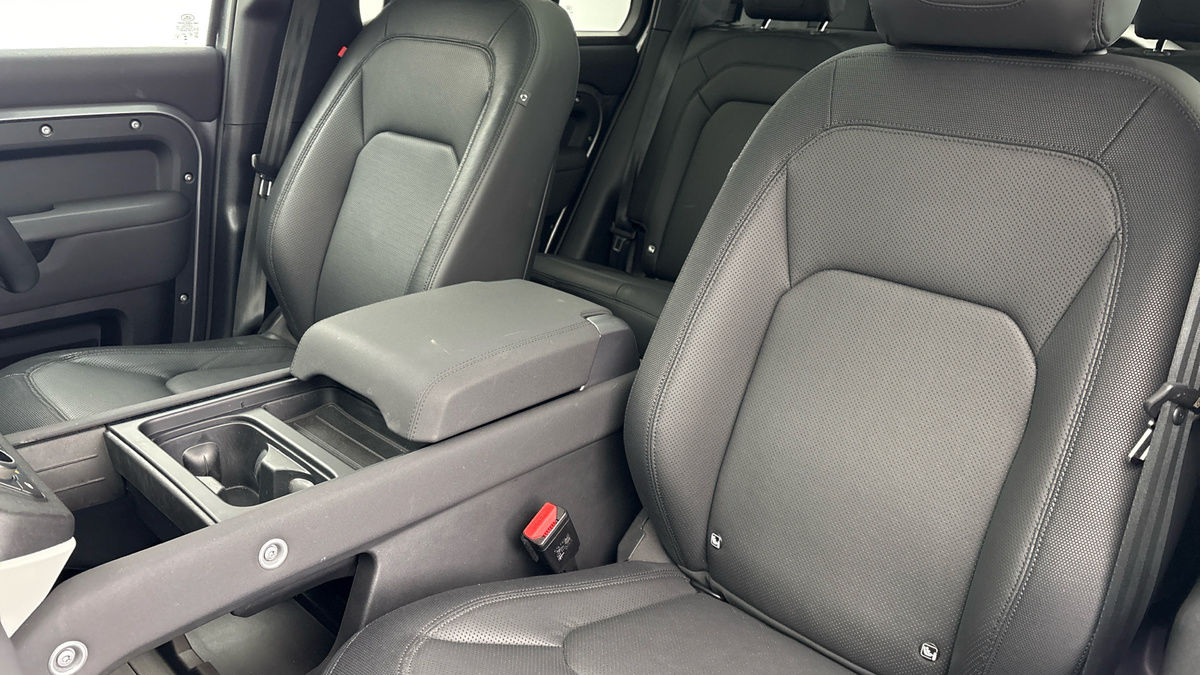 Land Rover Defender 110 Image 7