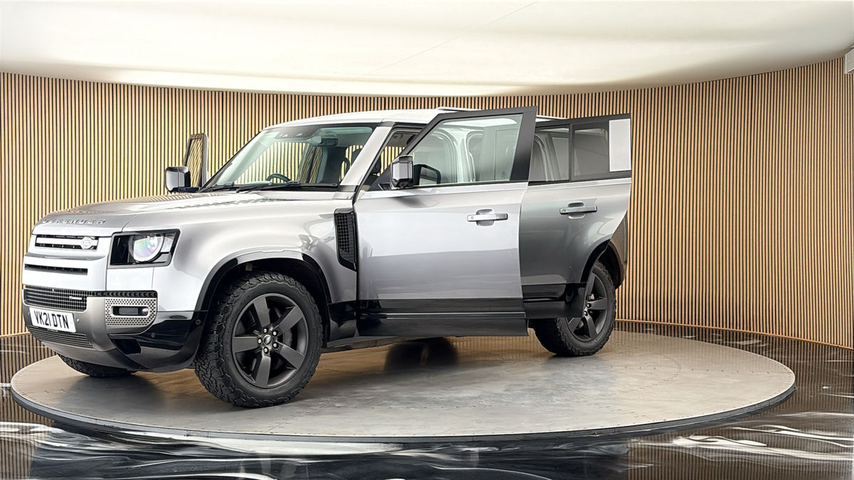 Land Rover Defender 110 Image 22