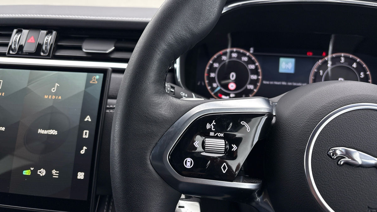 Jaguar F-PACE Image 13