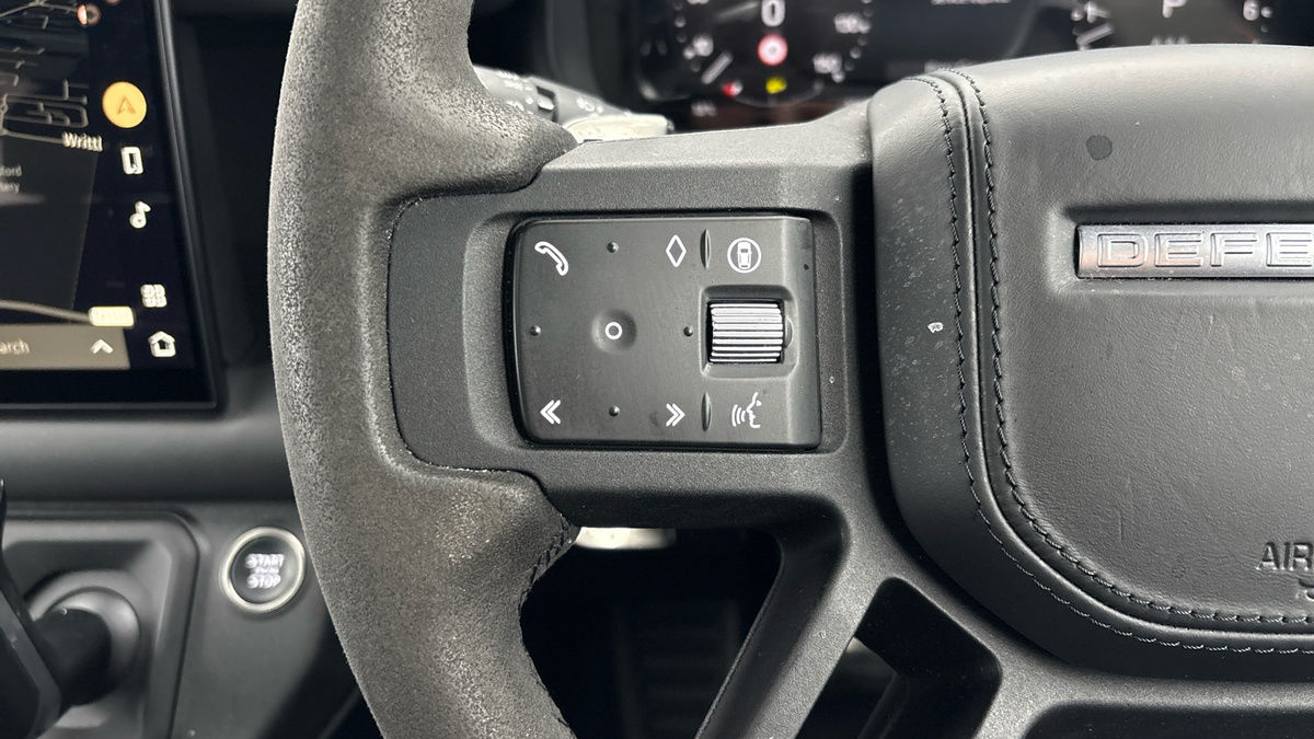 Land Rover Defender 110 Image 13