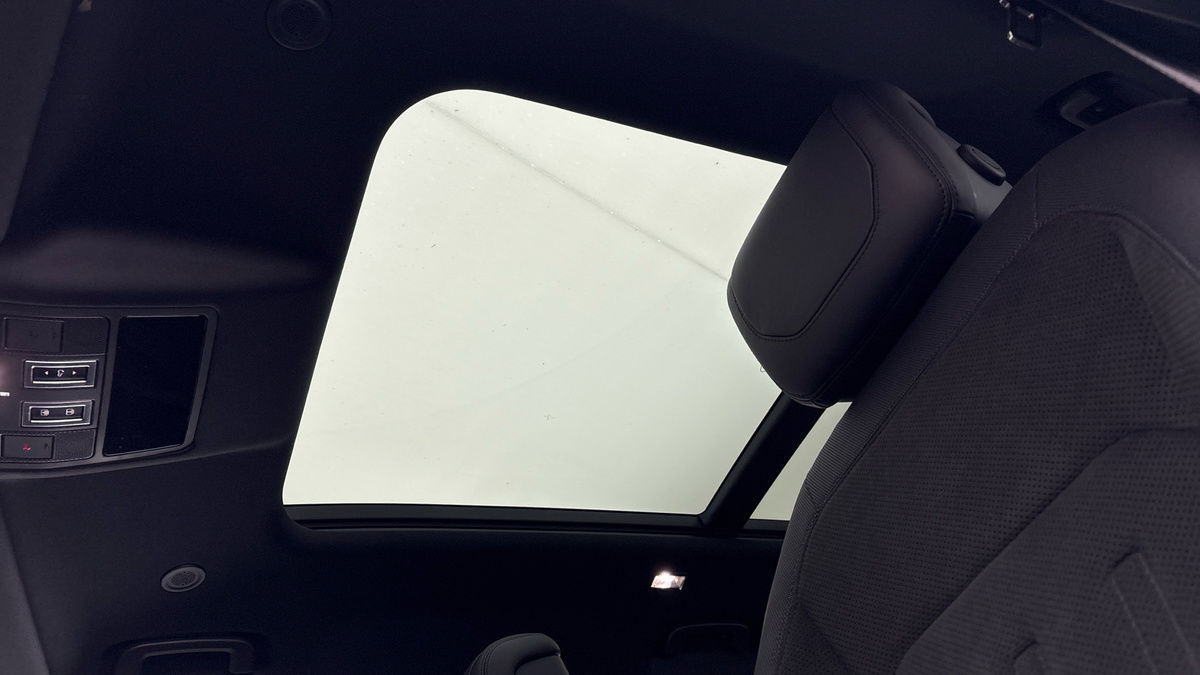 Land Rover Defender 110 Image 6