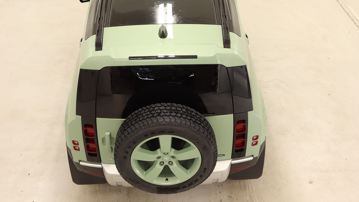 Land Rover Defender 90 Image 8