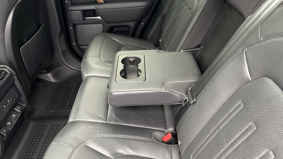 Land Rover Defender 110 Image 9