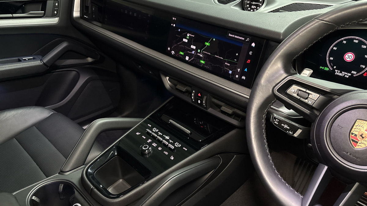 Porsche Cayenne Image 18