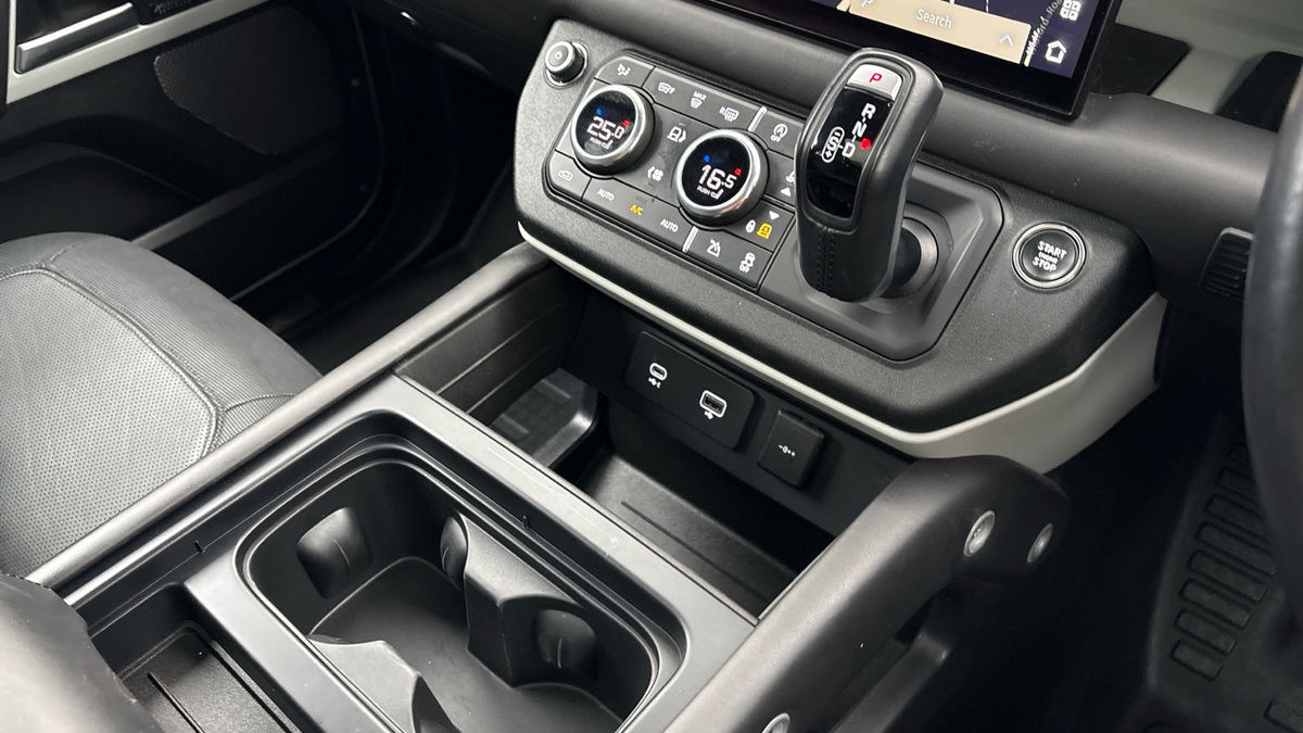 Land Rover Defender 110 Image 18