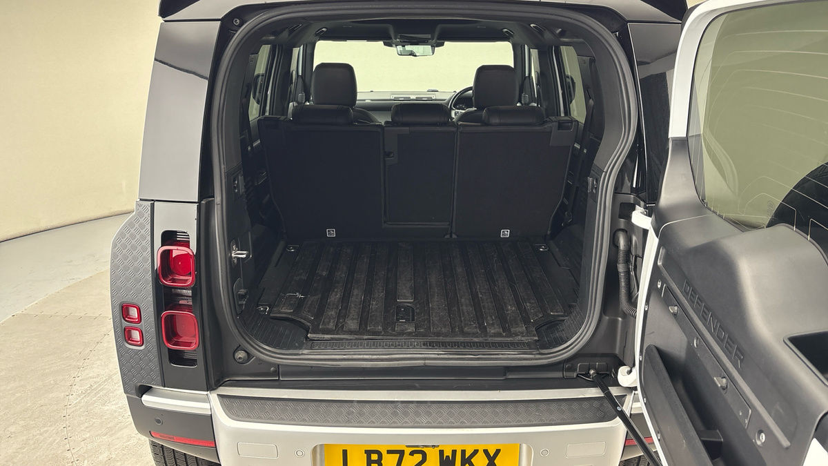 Land Rover Defender 110 Image 11