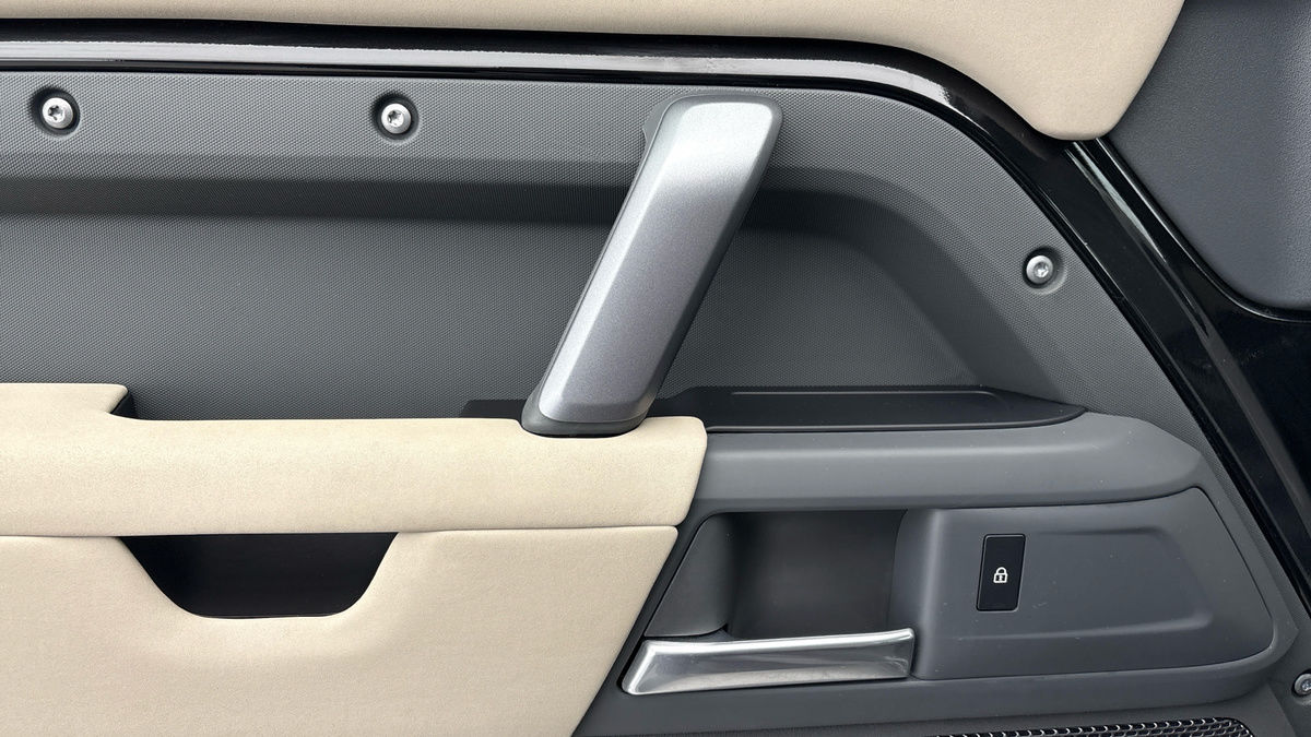 Land Rover Defender 110 Image 19