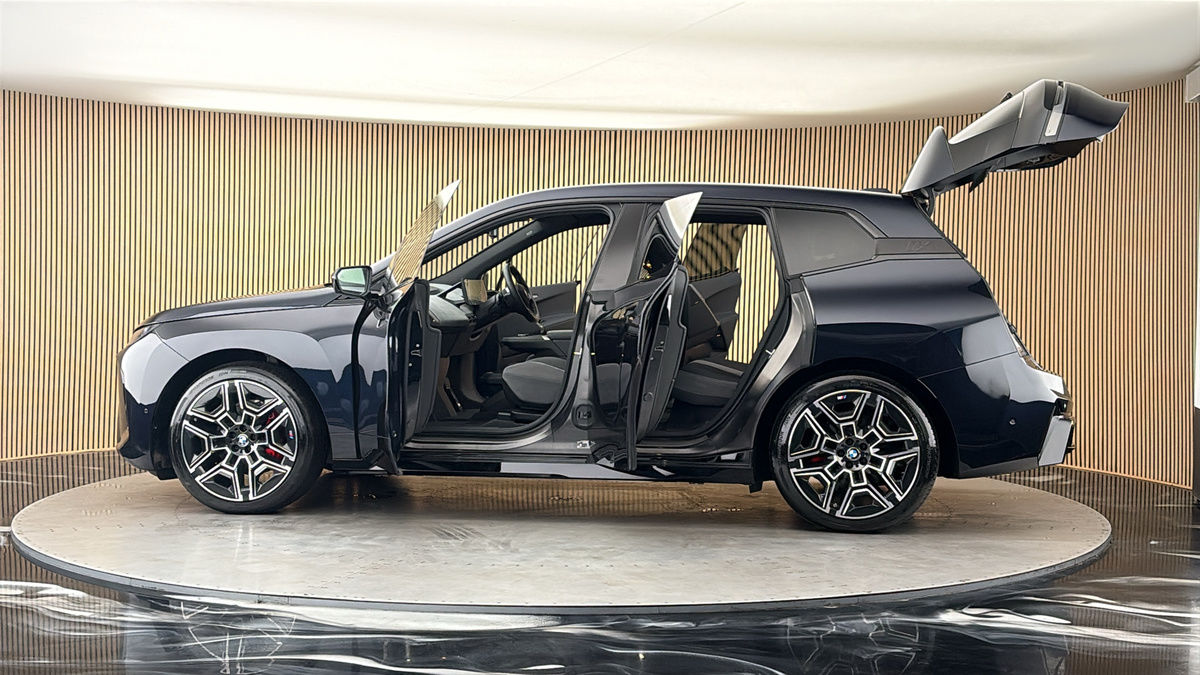 More views of BMW iX