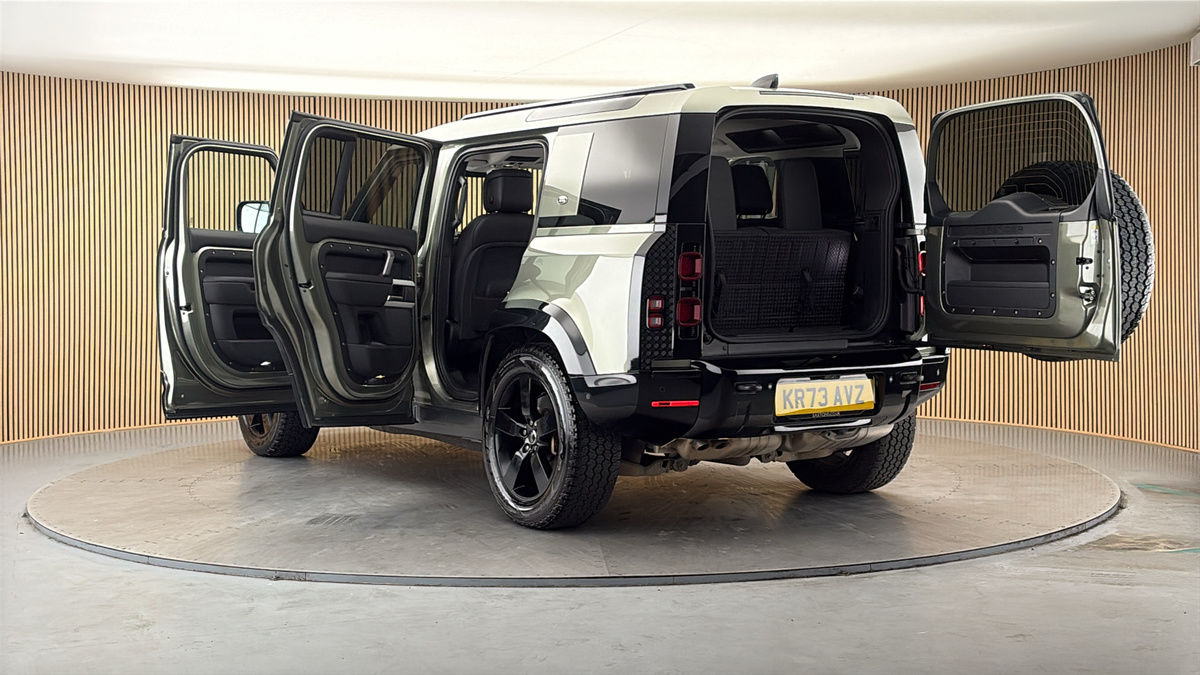 Land Rover Defender 110 Image 23