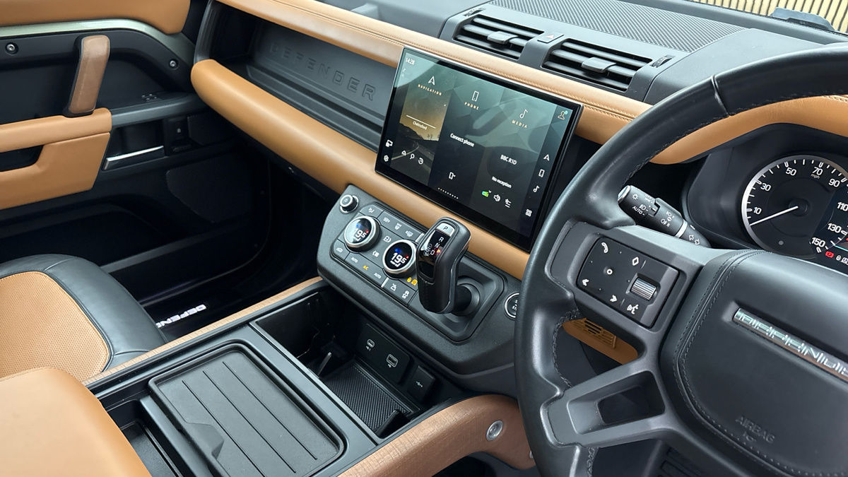 Land Rover Defender 110 Image 18