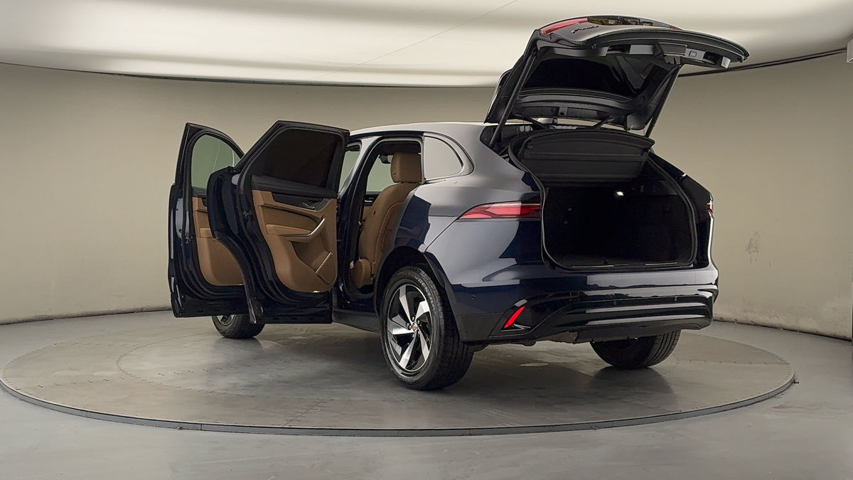 Jaguar F-PACE Image 23