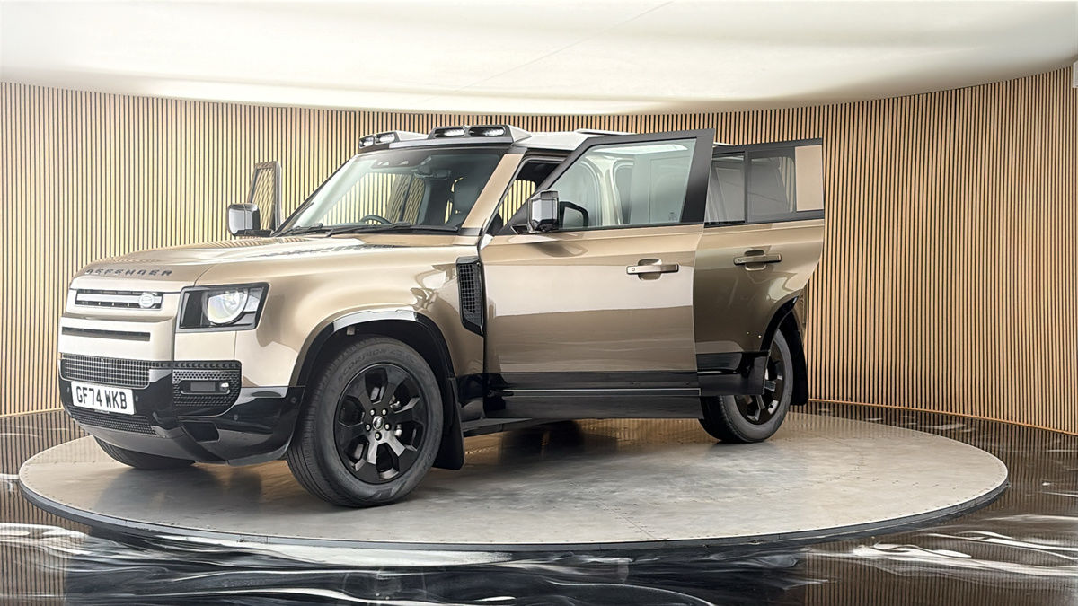 Land Rover Defender 110 Image 22