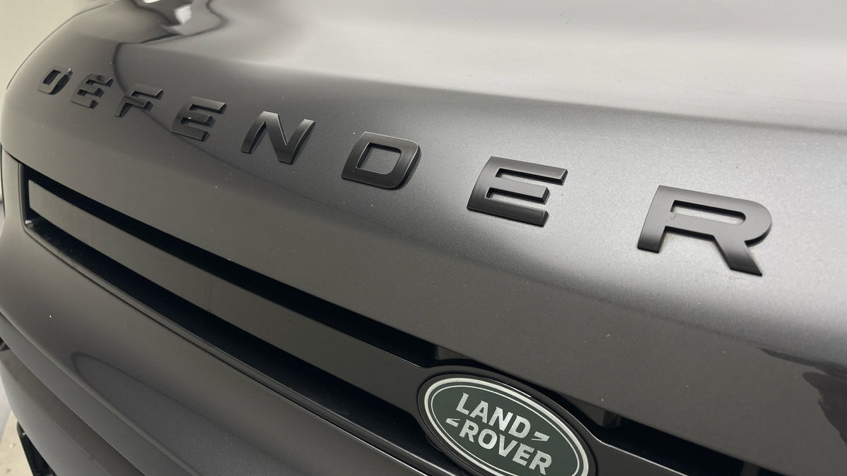 Land Rover Defender 110 Image 24