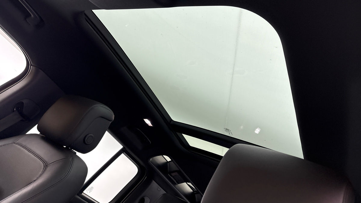 Land Rover Defender 110 Image 6