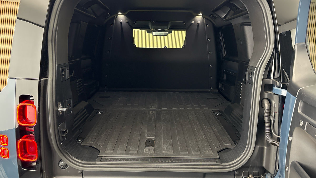 Land Rover Defender 110 Image 11