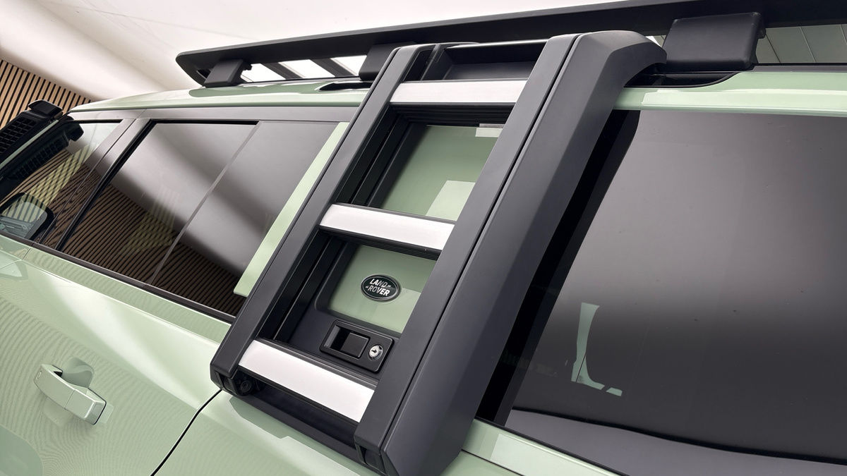 Land Rover Defender 110 Image 31