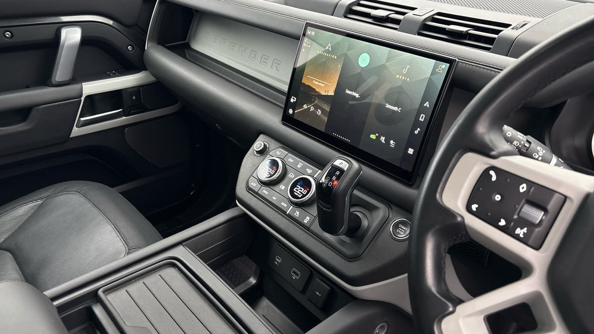 Land Rover Defender 110 Image 18