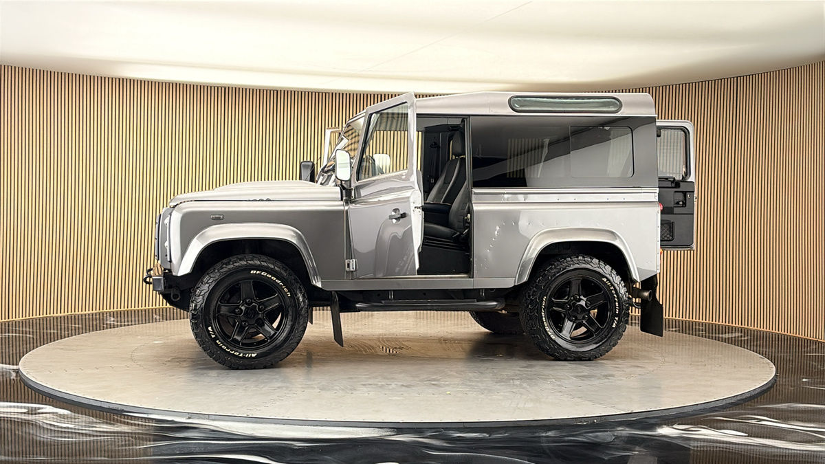 More views of Land Rover Defender 90