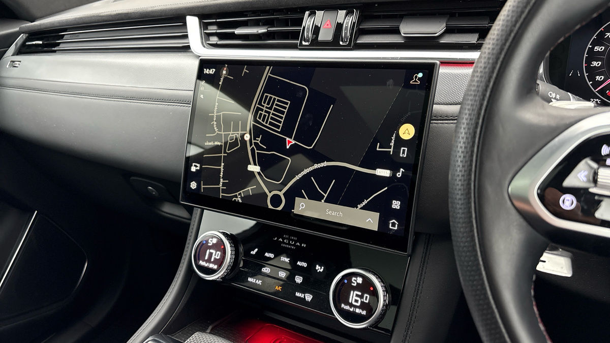 Jaguar F-PACE Image 17