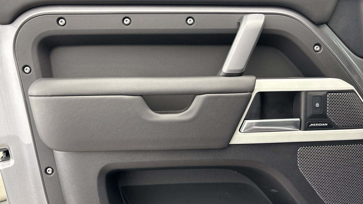 Land Rover Defender 110 Urban Image 19