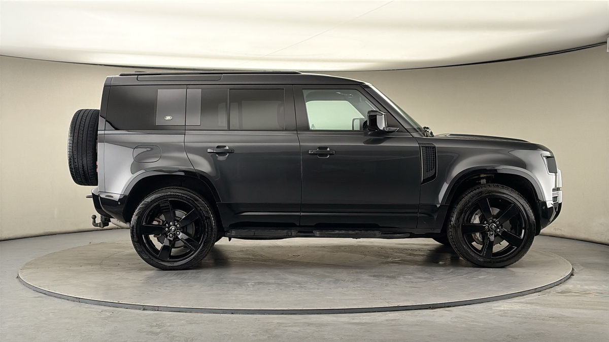 Land Rover Defender 110 Image 16