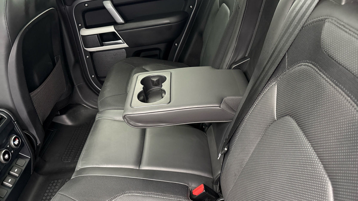 Land Rover Defender 110 Image 9