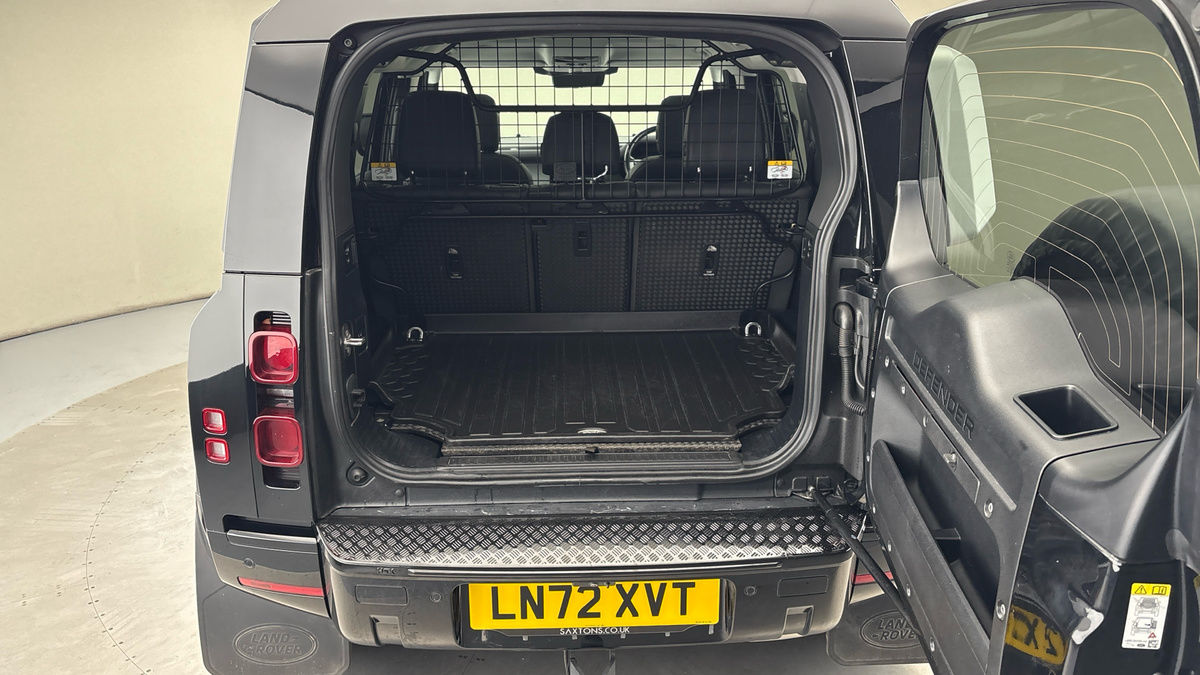 Land Rover Defender 110 Image 11