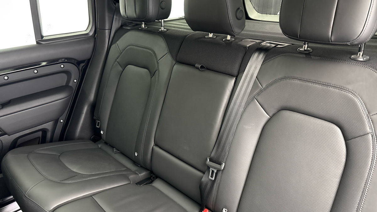 Land Rover Defender 110 Image 8