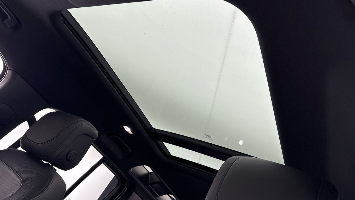 Land Rover Defender 110 Image 6