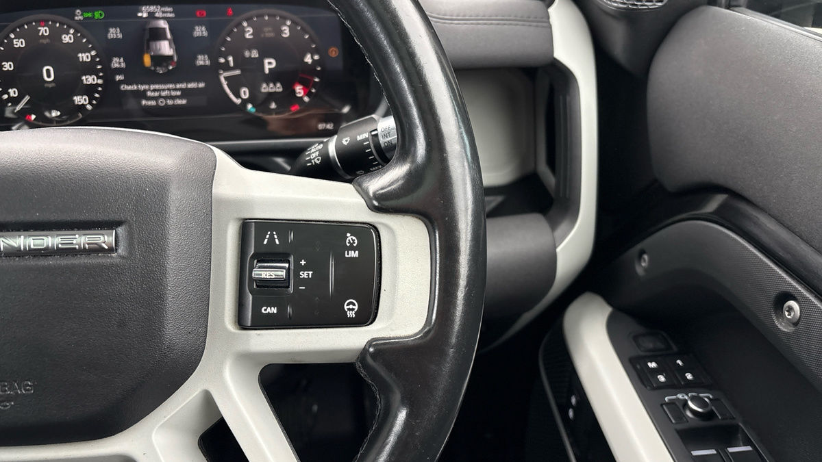 Land Rover Defender 110 Image 14