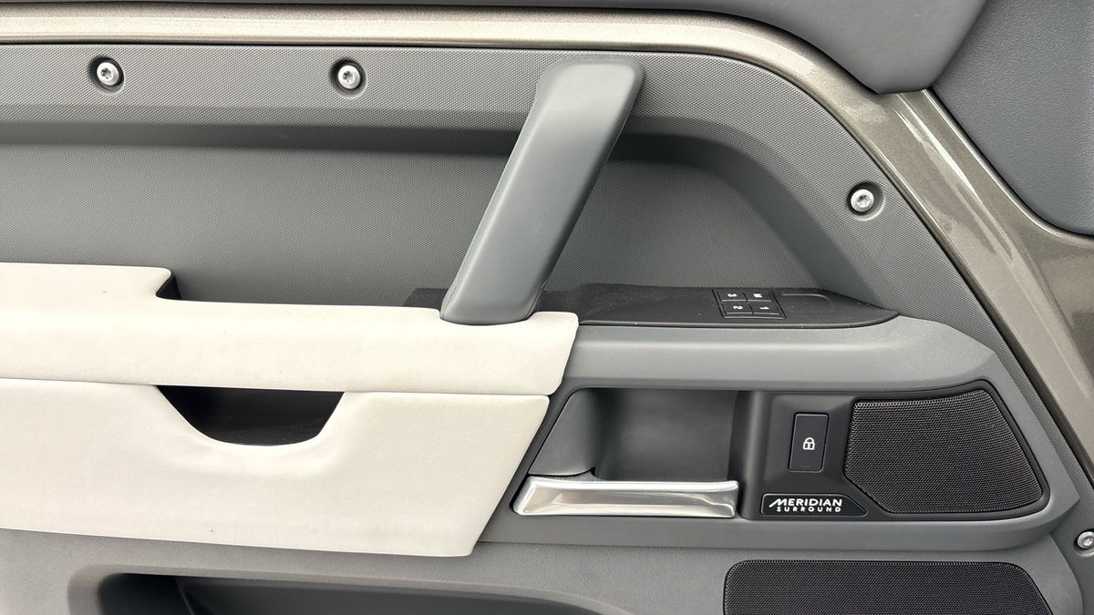 Land Rover Defender 110 Urban Image 44