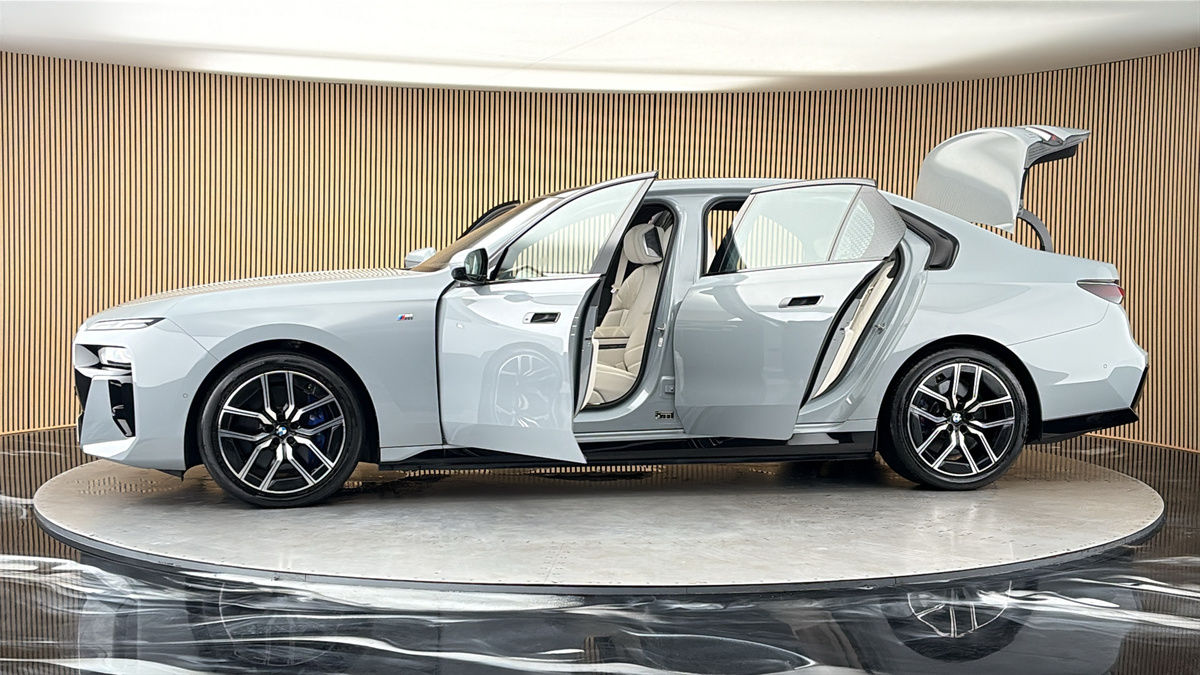 More views of BMW i7