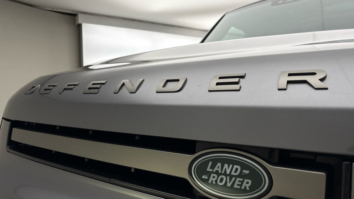 Land Rover Defender 110 Image 24