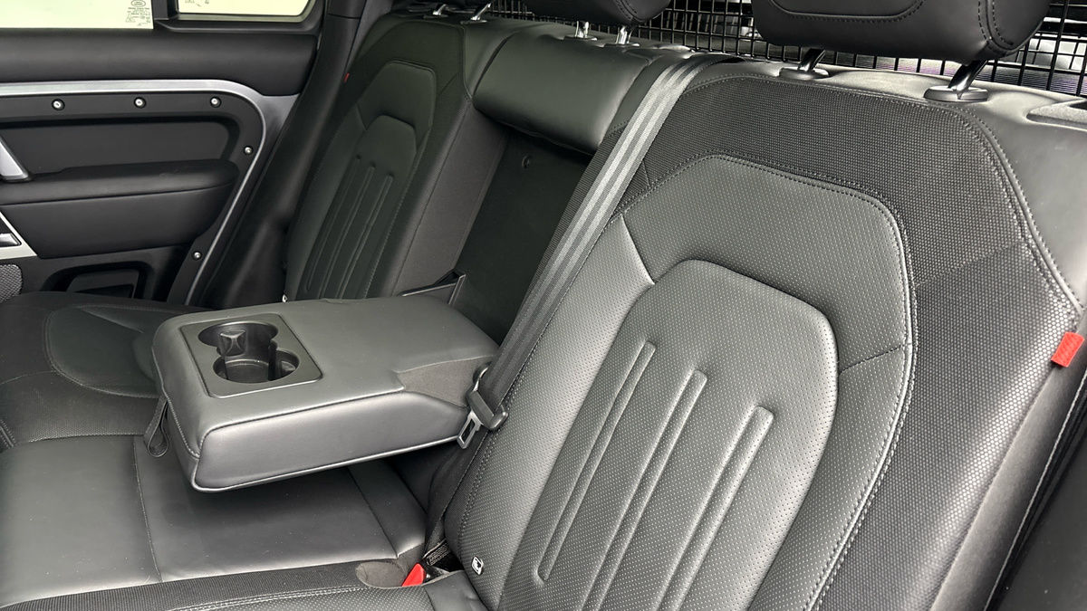 Land Rover Defender 110 Image 9